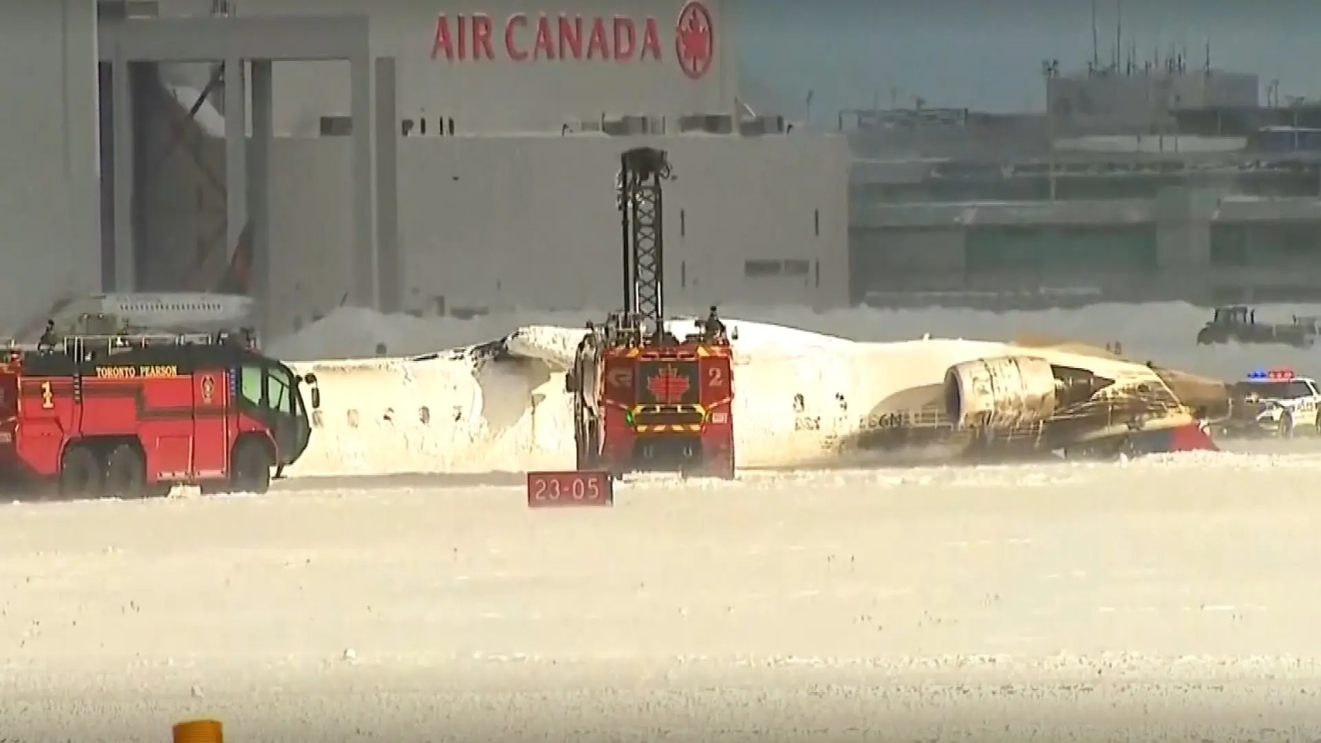 Un avión de pasajeros de la aerolínea Delta vuelca al aterrizar en Toronto y acaba boca arriba