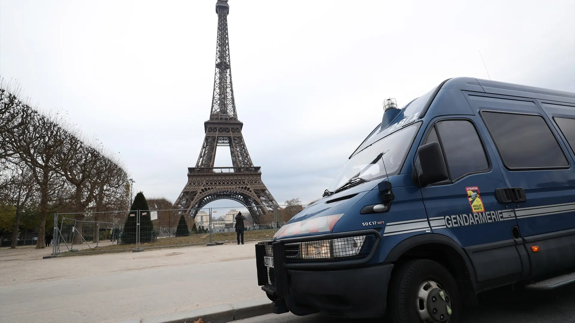 Dos policías franceses abaten en París a un hombre armado con dos cuchillos que intentó apuñalarlos