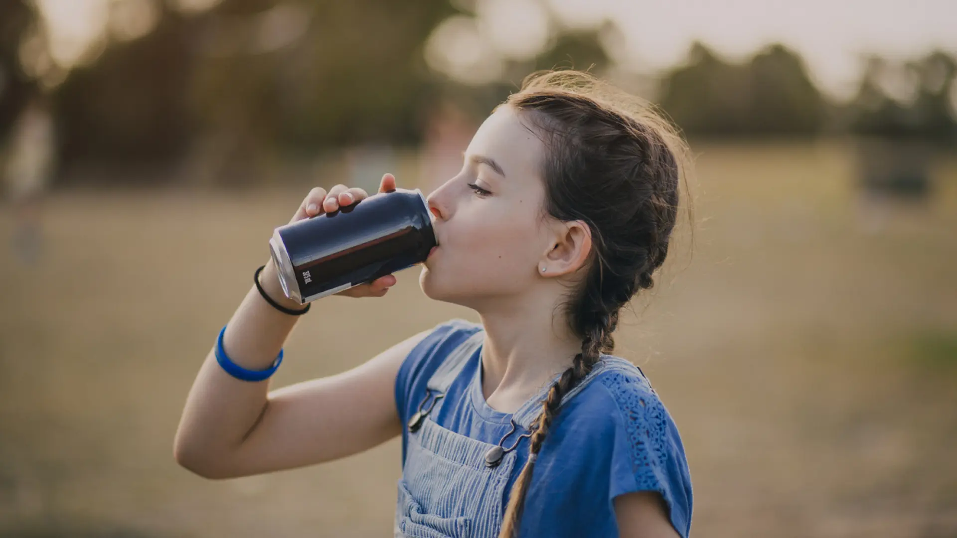 Los tres tipos de bebidas que elevan el riesgo de caries según los dentistas