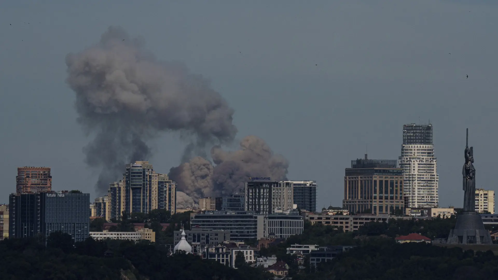 Rusia ataca Kiev con misiles balísticos y drones, que causan un muerto y heridos