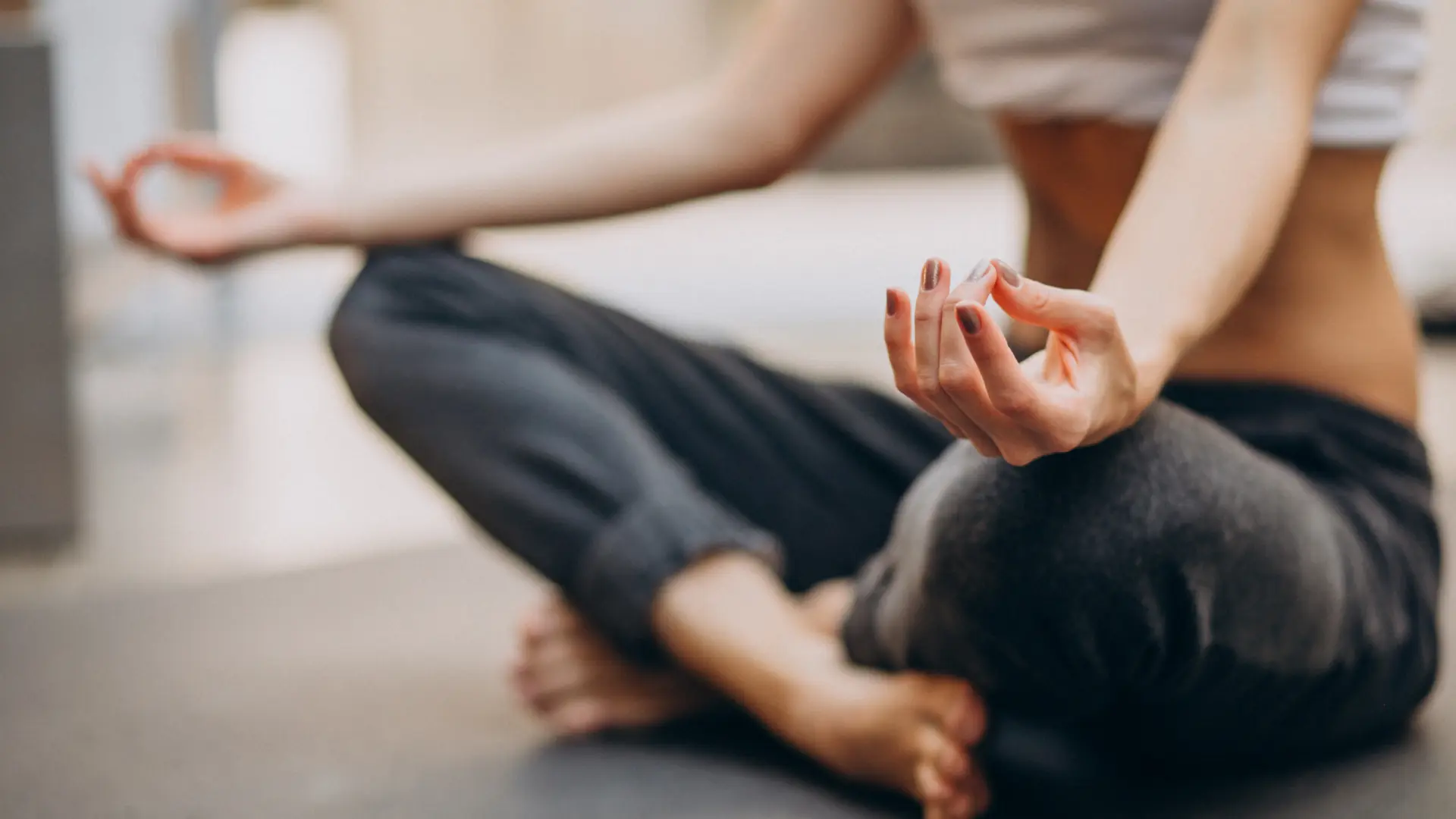 Postura del bastón o dandasana: tonifica abdomen, mejora la postura y es ideal para mayores de 50 años