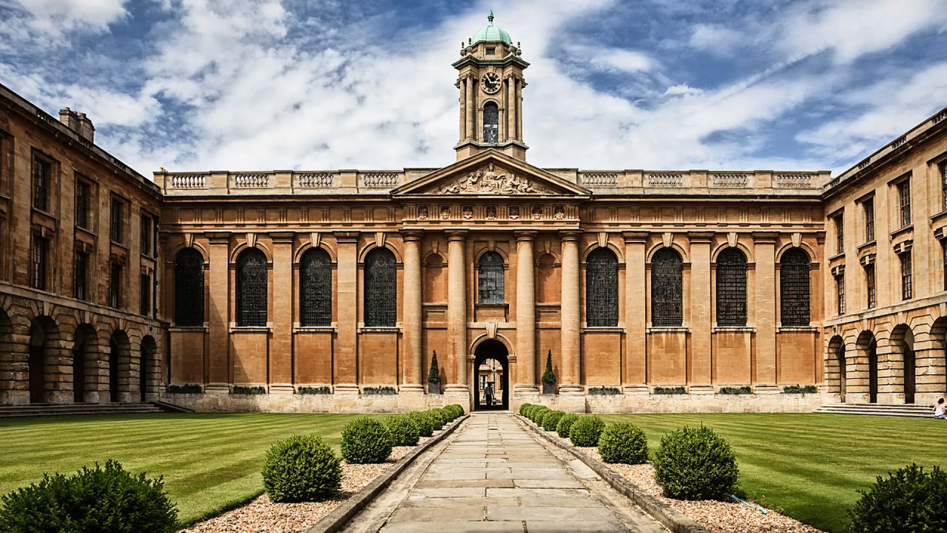 La Universidad de Oxford va a cambiar una ceremonia de 800 años de antigüedad para hacerla inclusiva a los alumnos no binarios