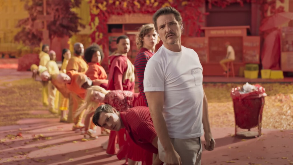 La nueva película del director de 'Her' pone a Pedro Pascal, protagonista de 'The Last of Us', a bailar con unos AirPods