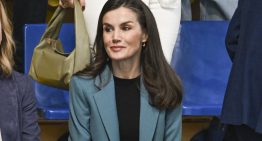 La reina Letizia con el traje de El Corte Inglés más favorecedor y unos preciosos pendientes mallorquines