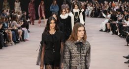 De lazos omnipresentes, tweed y perlas XL, las 5 claves del desfile de Chanel para el próximo otoño