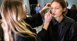 Los productos de belleza que utilizan los maquilladores de las pasarelas para hacer brillar la piel de las modelos en minutos