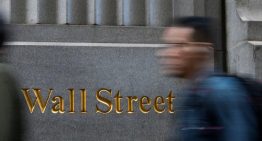 Wall Street cierra en rojo presionado por aranceles de Trump