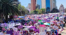 “Claudia, no llegamos todas”: miles de mujeres marchan por el 8M en CDMX pese al intenso calor