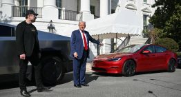 Trump dice que comprará un Tesla para apoyar a su asesor Elon Musk