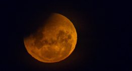 Un eclipse total tiñe la Luna de rojo