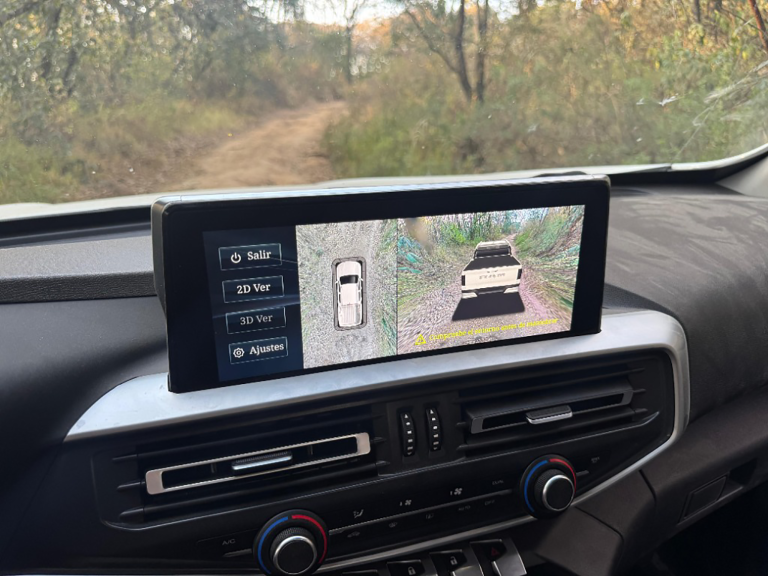 El sistema de visión de 360° es muy útil, no solo para las maniobras de estacionamiento, en un entorno difícil como una ruta a campo traviesa, puede ser la diferencia entre una golpe a la carrocería o hacerlo sin contratiempos.