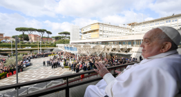 «¡Gracias a todos!»: el papa Francisco regresa al Vaticano tras más de cinco semanas hospitalizado