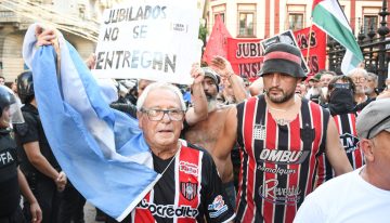 Qué hay detrás de la convocatoria de «hinchas» de fútbol a la marcha de jubilados y la advertencia de Bullrich