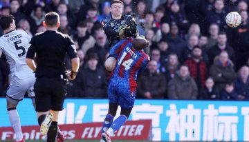 Patada criminal en la FA Cup: Mateta terminó en el hospital tras la brutal entrada de Liam Roberts