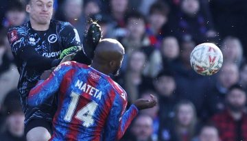 Roja directa: la criminal patada a la cara del arquero del Millwall contra el delantero del Crystal Palace Mateta por la FA Cup