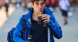 Fórmula 1: Franco Colapinto, el chico del momento en los boxes del GP de China, con su termo dedicado a Messi y la Selección Argentina