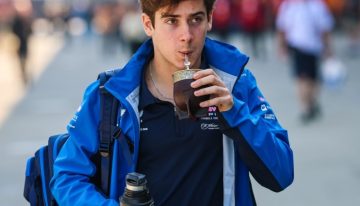 Fórmula 1: Franco Colapinto, el chico del momento en los boxes del GP de China, con su termo dedicado a Messi y la Selección Argentina