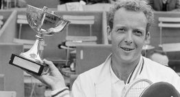 La muerte de Fred Stolle, leyenda del tenis australiano: por qué se sacó el mote de 'loser' en Roland Garros y el recuerdo de su paso por Buenos Aires