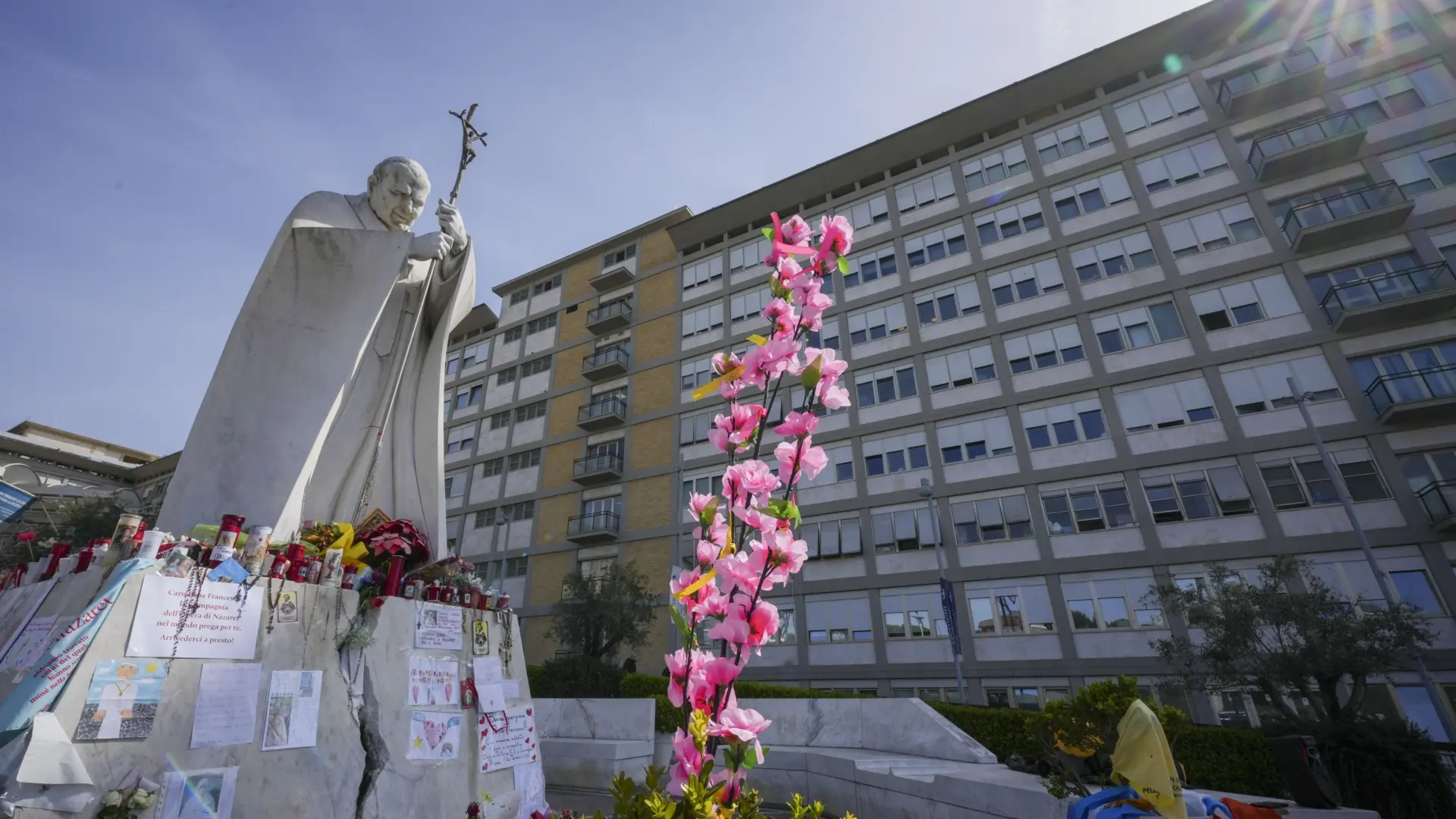 El papa Francisco continúa estable en el hospital, con "pequeñas mejoras" en su motricidad y sistema respiratorio