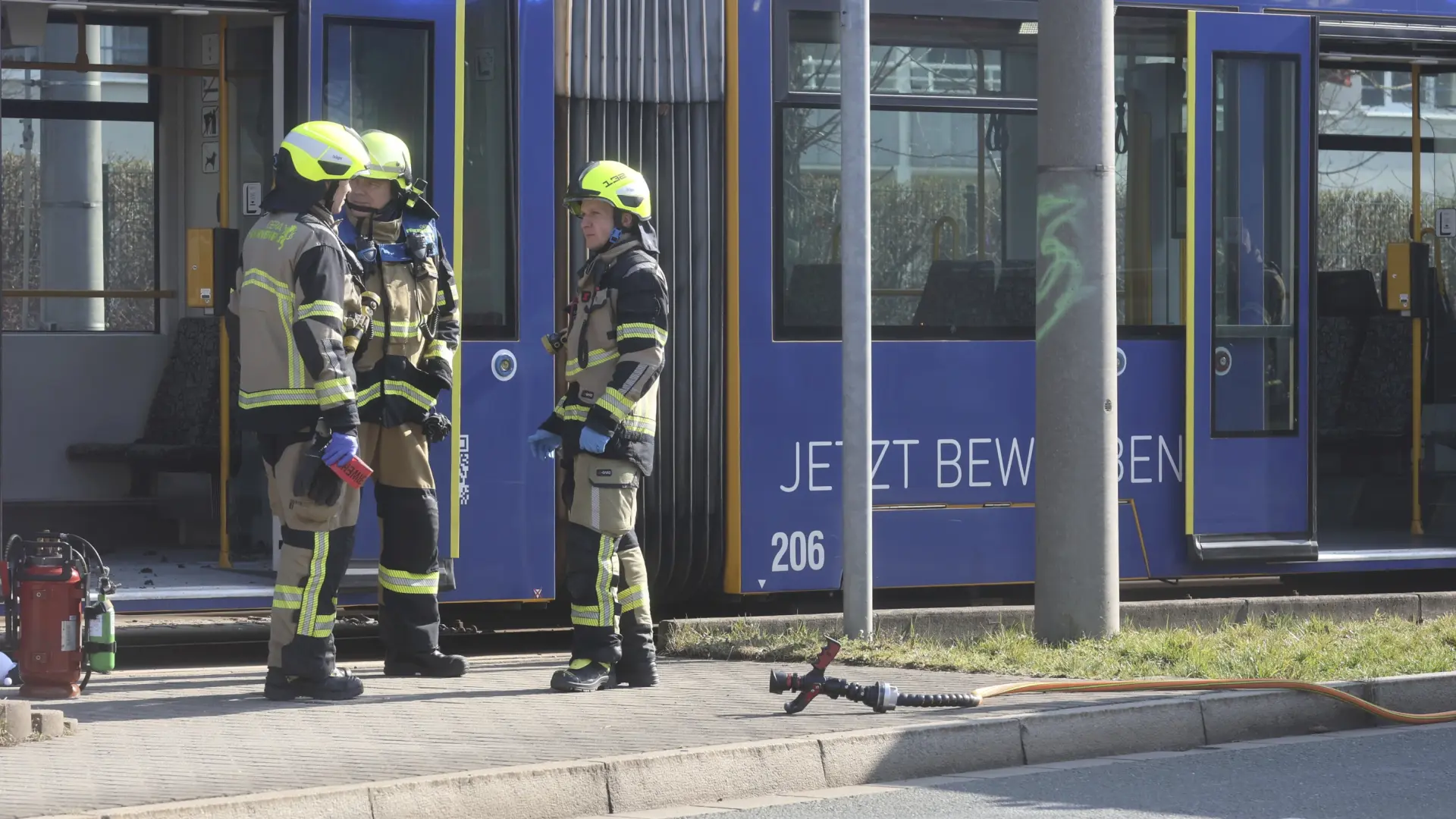 Un hombre rocía de gasolina y prende fuego a su mujer en un tranvía en Alemania