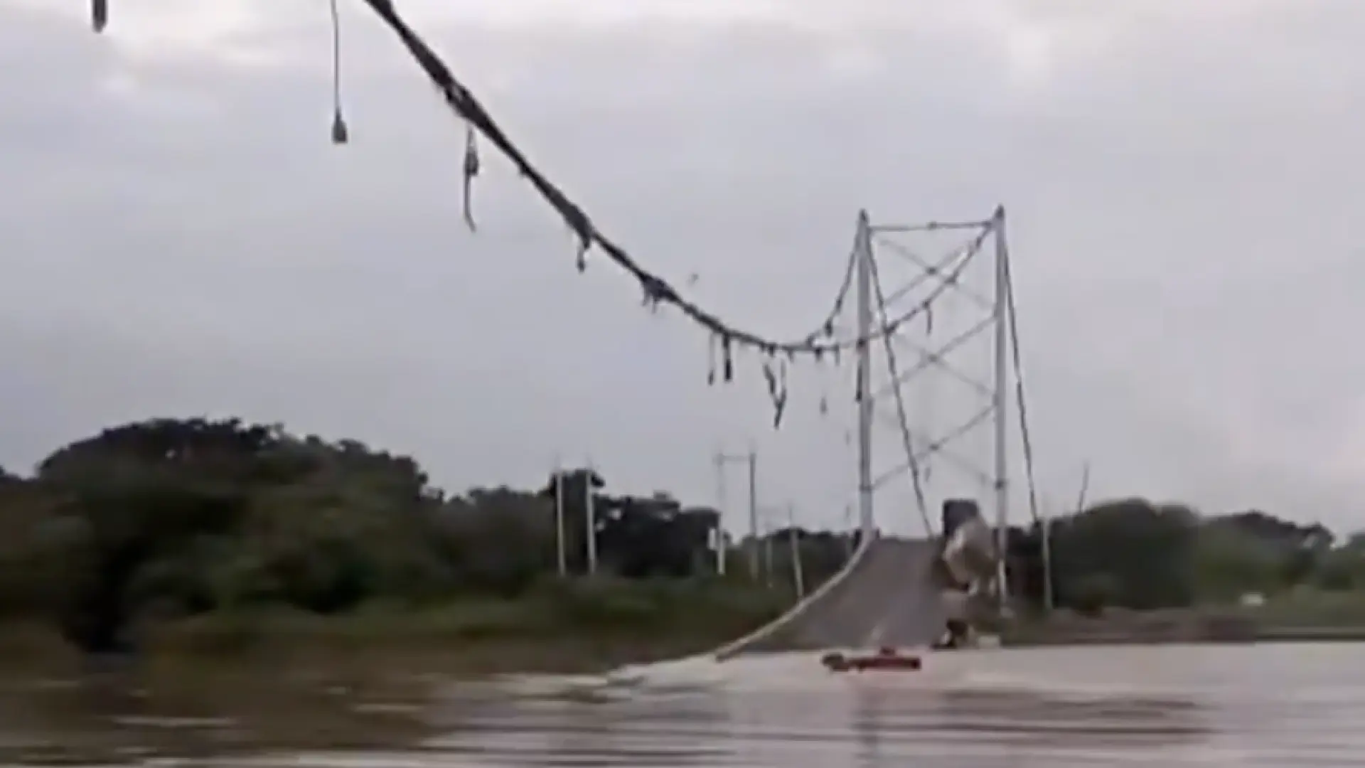 Al menos seis heridos y varios vehículos terminan en un río al colapsar un puente colgante en Ecuador