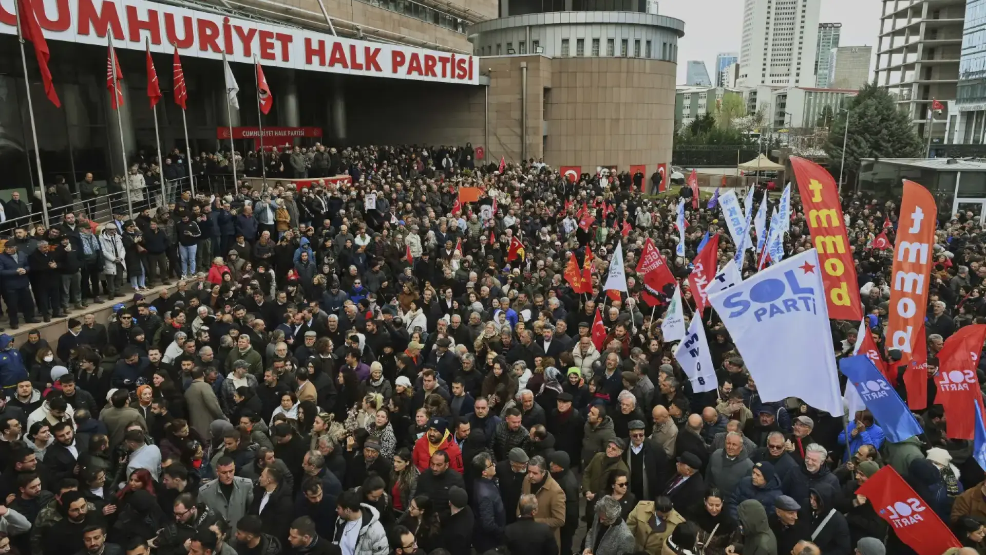 Cientos de estudiantes protestan en Estambul contra la detención de su alcalde y principal opositor de Erdogan