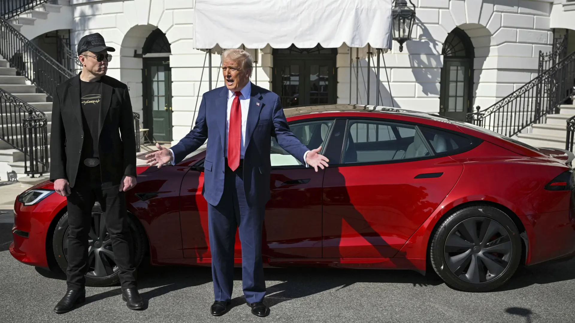 Trump se sube a un Tesla para mostrar su apoyo a Elon Musk tras las fuertes caídas de su compañía en Bolsa