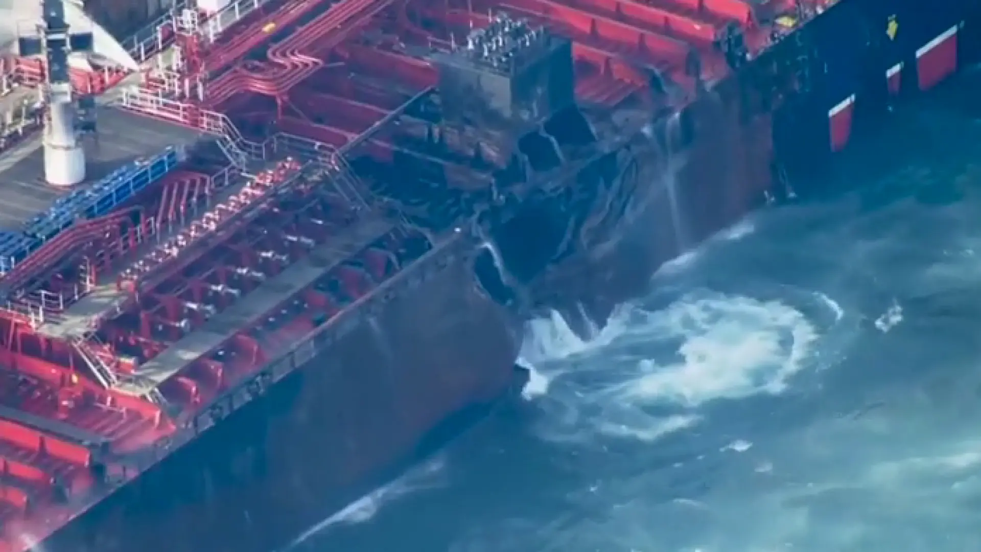 ¿Cómo choca un carguero contra un petrolero en plena alta mar? Lo que se sabe y las dudas sobre la alarma ambiental en el Mar del Norte