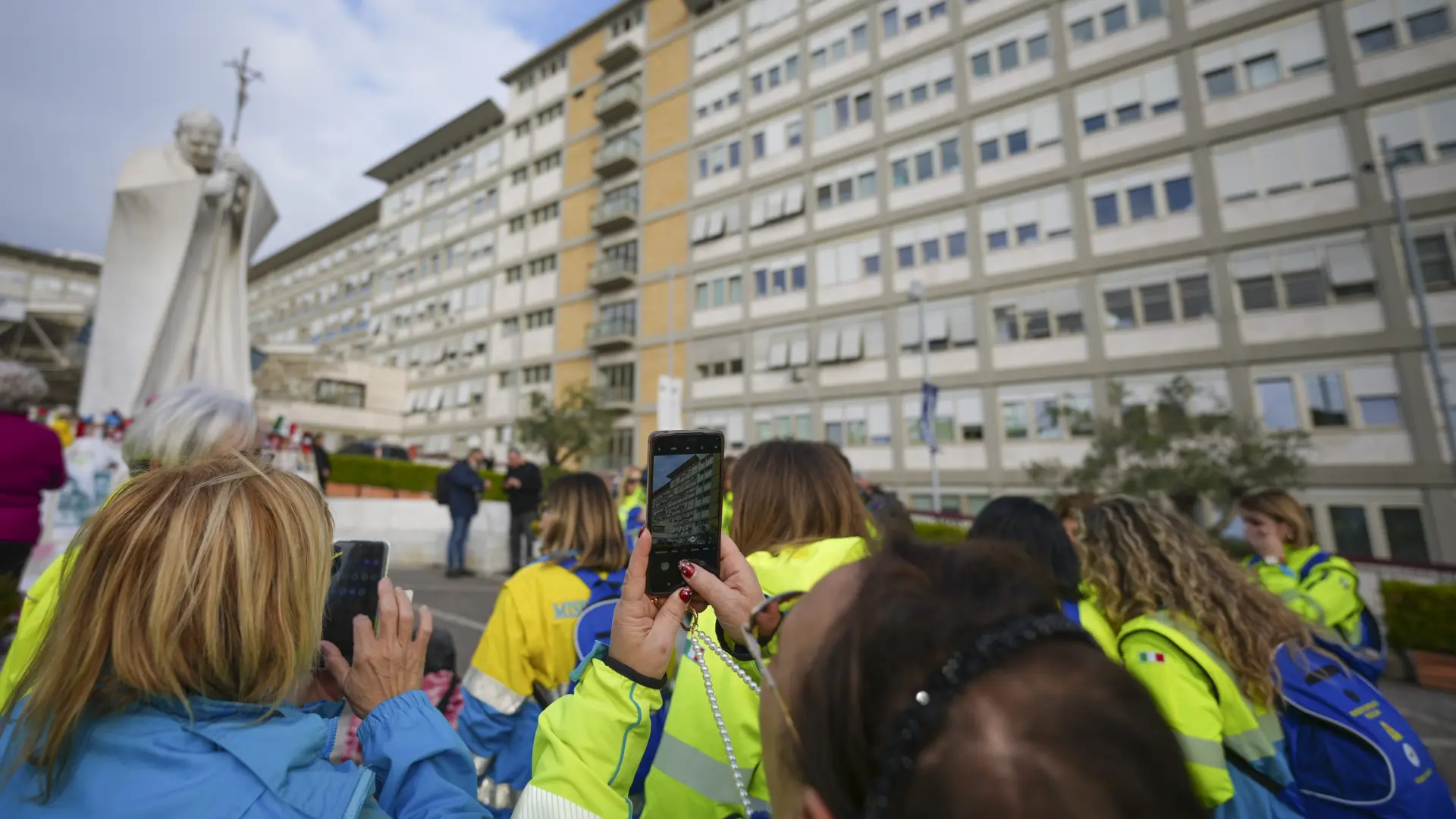 Estado de salud del papa Francisco, en directo | Continúa su recuperación y un médico da la clave: "Cuando no se le ventile por la noche"