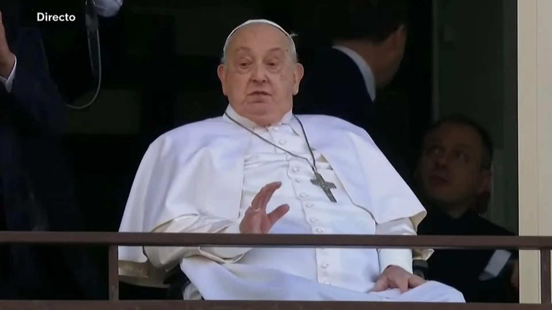 Primera aparición pública del papa Francisco, que recibe el alta y saluda con voz cansada: "Gracias a todos"