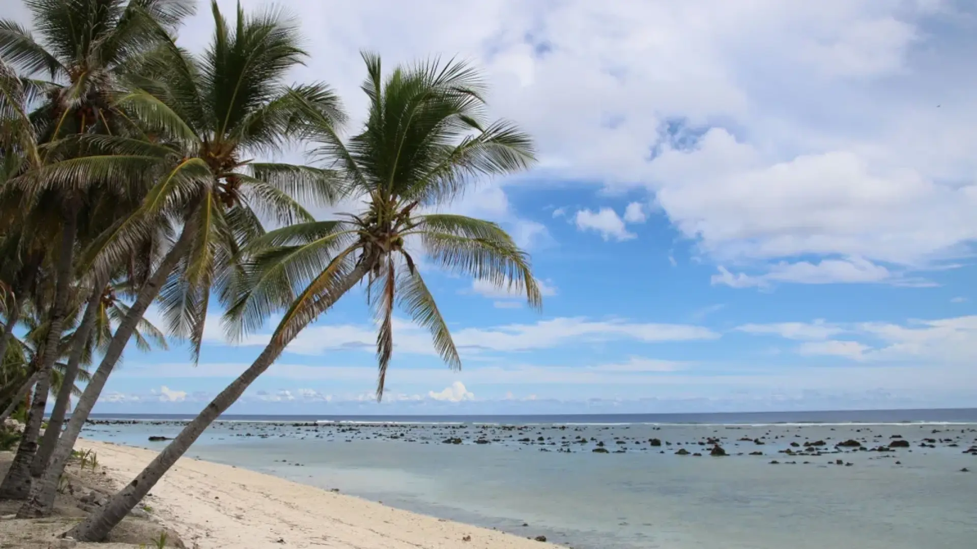 Vender pasaportes de lujo para no desaparecer: la estrategia de una isla para salvar a su población del cambio climático