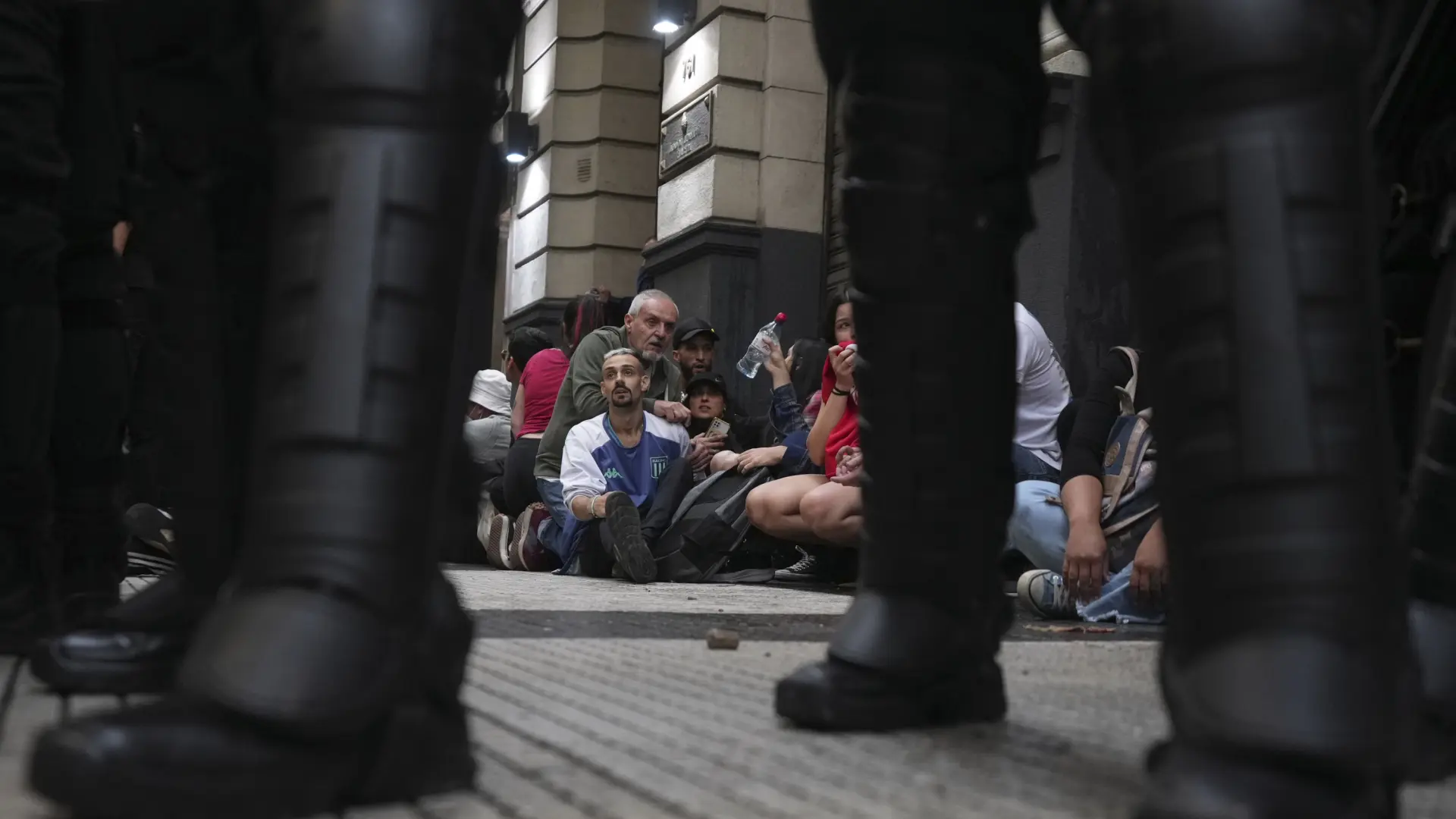 Una protesta de jubilados desata la mayor represión del Gobierno de Milei: “Están armados hasta los dientes"