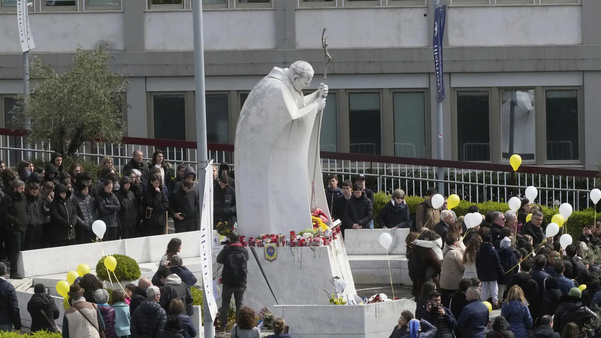 El papa Francisco durmió sin máscara de oxígeno la pasada noche en el hospital