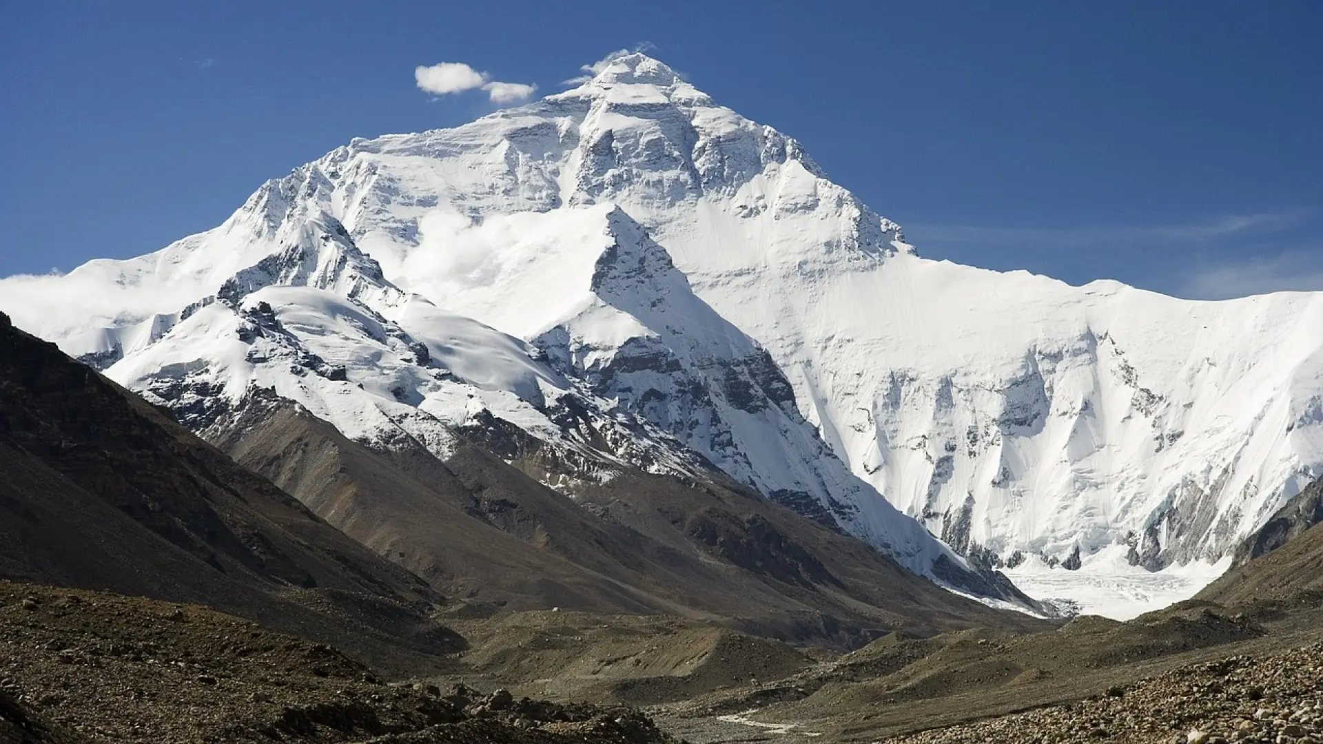 El glaciar Khumbu del Everest registrará esta primavera 240.000 litros de orina de turistas