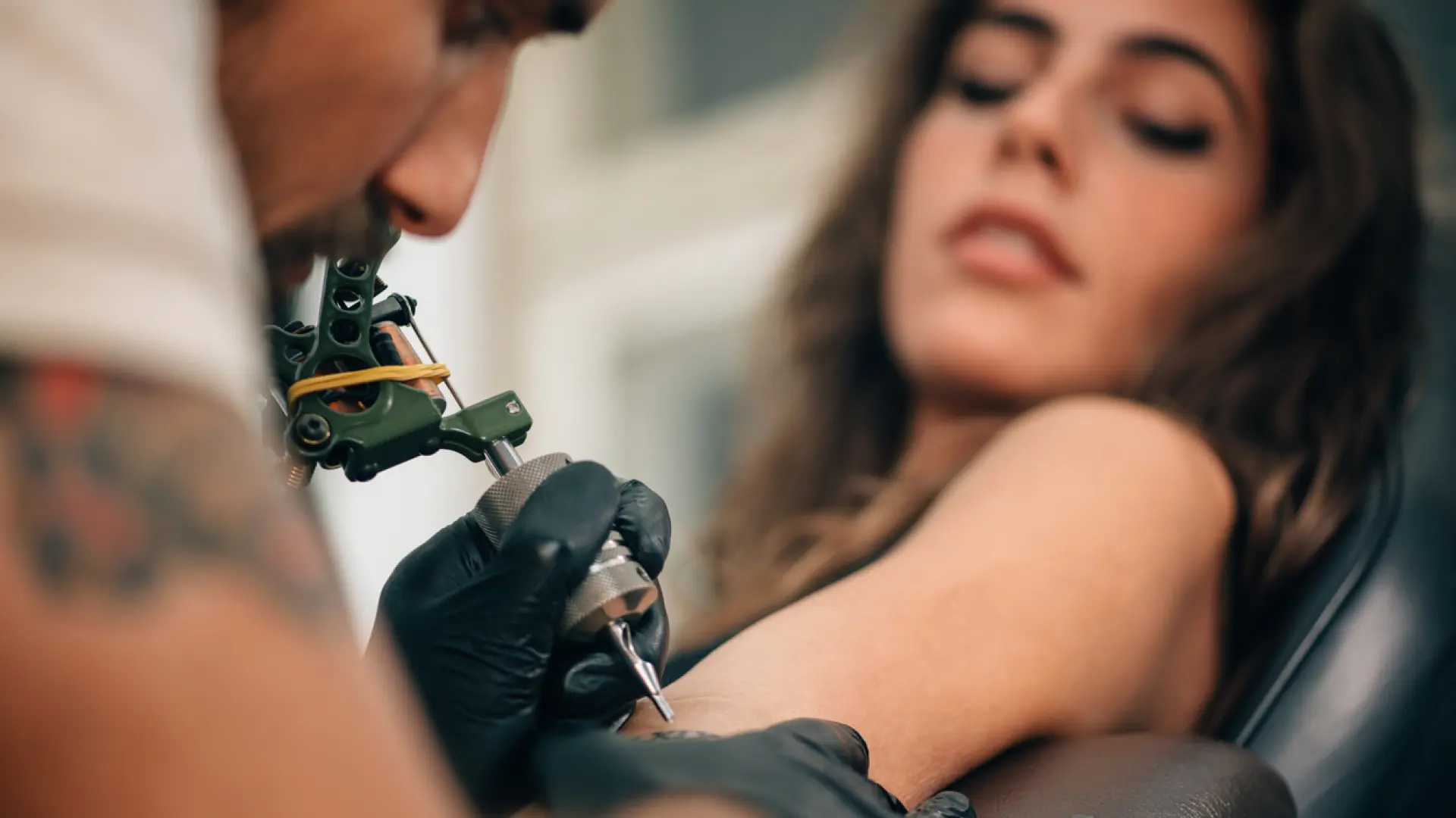 La tinta de los tatuajes podría aumentar el riesgo de cáncer de piel, según una investigación