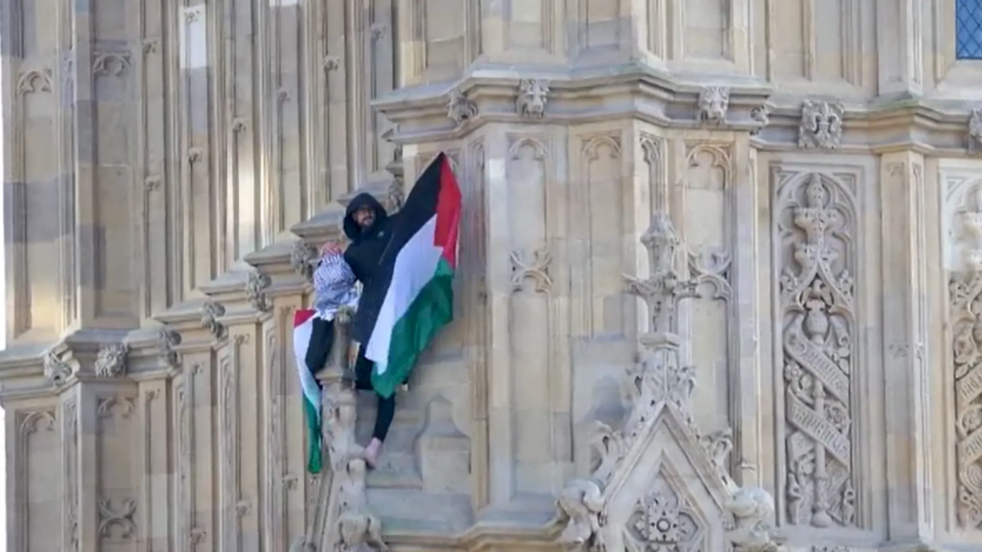 Detenido un hombre tras pasar más de 16 horas encaramado al Big Ben alzando una bandera palestina