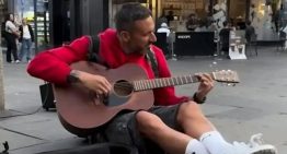 Un exjugador de la Selección Argentina sorprendió a todos tocando la guitarra en la calle