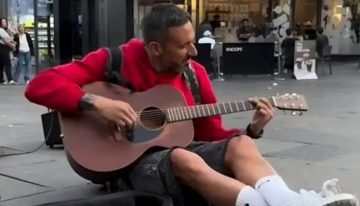 Un exjugador de la Selección Argentina sorprendió a todos tocando la guitarra en la calle