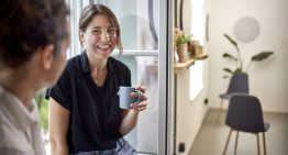 Cómo cortar una conversación sin ser borde y sin culpa, por la experta en comunicación Aurora Michavila