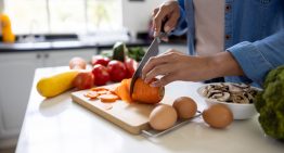 Elena Soria, nutricionista: «Las patatas y el yogur combaten la retención de líquidos, lo que supone 1 o 2 kilos menos»