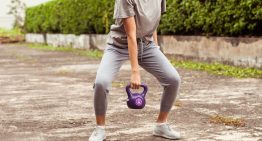 ¿Qué es la caminata del granjero? El ejercicio para aumentar tu fuerza y equilibrio a partir de los 50 años