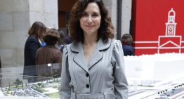 Ayuso repite mono de la firma sevillana que también tiene Letizia en su armario