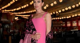 La invitada más elegante de la Feria de Abril ha sido Nieves Álvarez con un vestido del color más favorecedor