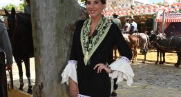 Lourdes Montes, impresionante con un vestido diseñado por ella misma en la Feria de Sevilla, a menos de un mes de dar a luz