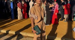 Un diez para la invitada que fue a la Feria de Abril con el traje de chaqueta que es perfecto para una boda de mañana