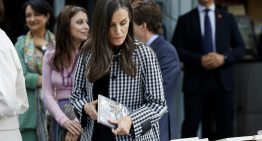 Te revelamos los 2 libros de culto que la reina Letizia ha comprado en la Cuesta de Moyano de Madrid