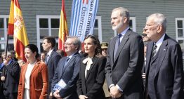 La reina Letizia apuesta por un sastre negro y blusa con lazada en Mauthausen