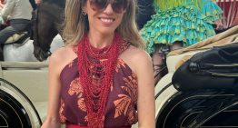 La invitada más elegante del fin de semana consigue un lookazo con dos sencillos accesorios