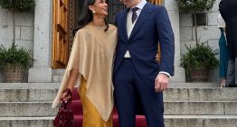 La invitada que dijo adiós al vestido y fue la más elegante con un conjunto de top y falda de  marca española en una boda de mañana