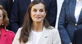 Predecimos que los nuevos pantalones de lino de la reina Letizia serán perfectos para sustituir a tus vaqueros en verano